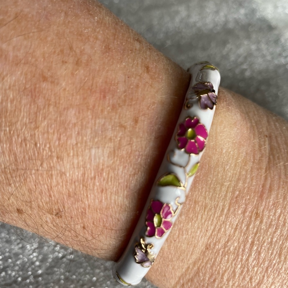 JIU LONG XING Cloisonne White Enamel Pink Gold Flowers Clamper Hinged Bangle